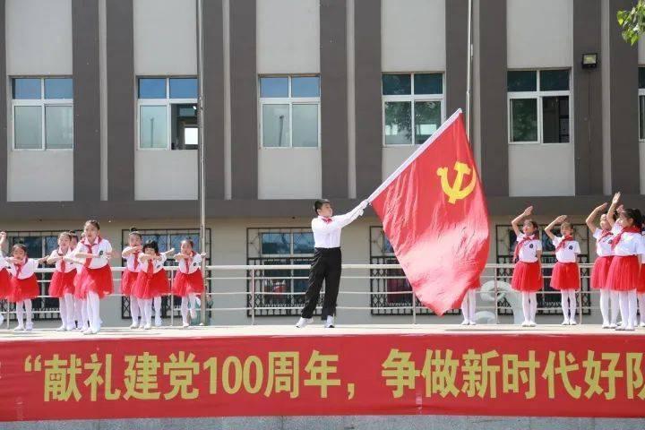 迷路的可爱男孩