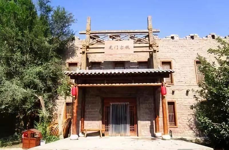 啪姐卡哥约会甜蜜新照释出!边走边吻热恋期好甜