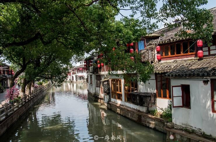 监控曝光滑稽一幕:三名蒙面持枪嫌犯抢劫美国餐厅 刚进门就滑倒